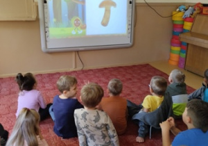 Dzieci oglądają prezentację o grzybach